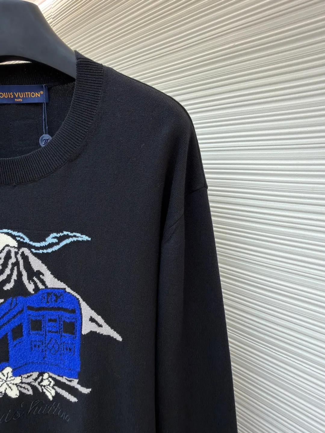 LOUIS VUITTON Embroidered volcano intarsia long-sleeved knitted sweater ●Original version: Purchased and developed by 12108 ●Item number: 1681990-B65 ●Fabric: 100% cotton ●Technology: knitted ●Color: black ●Version: fitted version ●Weight: about 440 grams ●Size: S-M-L-XL ●Description: Using multi-color intarsia jacquard technology: the main body is made of fine plain knitting as the base. The patterns of Mount Fuji, trains and flowers on the chest are interwoven with blue, white, gray and other colored yarns. The edges of the pattern are made of "sesame base" weaving to enhance the texture. The letter logo is integrated into the pattern with invisible jacquard, which is delicate and unobtrusive. The neckline, cuffs and hem are trimmed with front and back double-lift 4-needle ribbing, giving both elasticity and stiffness a balance. Each piece of the body is stitched together using hand-stitching techniques, and the stitches are hidden and firm. The fabric is made of blended wool and has been washed and shaped to ensure skin-friendliness and avoid deformation when worn. The overall craftsmanship takes into account both artistic sense and practical wearability. The overall wiring is straight and delicate, the fabric is comfortable and soft, and the color is consistent without color difference. It can be matched with the same style to create a fashionable look and control various occasions. Customized accessories, complete with three standards, same style for men and women!